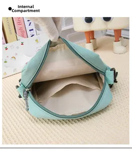 Vista detallada del bolso verde menta con compartimento interno y cremallera suave