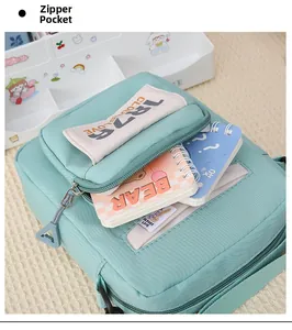 Detalle del bolso bandolera verde menta que muestra el bolsillo frontal con cremallera