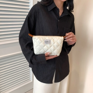 Elegante pochette trapuntata bianca con dettagli in pelle marrone ed etichetta moda
