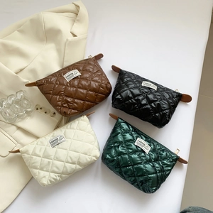 Piccola borsa portamonete trapuntata a rombi in quattro colori alla moda da donna