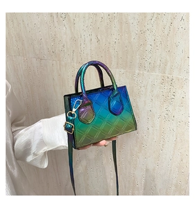 Mini borsa quadrata trapuntata iridescente con sfumatura metallica e dettagli dorati