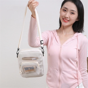 Bolso bandolera minimalista de lona crema con correa ajustable para uso cotidiano