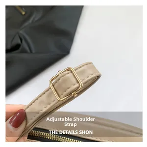 Détails de la bandoulière réglable en cuir kaki avec boucle dorée et surpiqûres