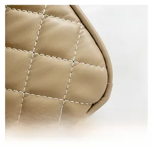 Gros plan du cuir matelassé kaki avec des détails précis de double couture blanche