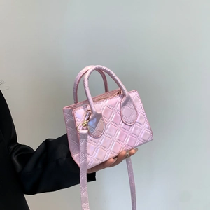 Mini borsa a tracolla rosa in pelle verniciata perlata con motivo a rombi e dettagli oro