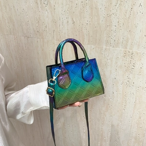 Mini borsa a tracolla trapuntata iridescente con dettagli dorati e manico superiore