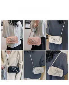 Detailansichten von Umhängetaschen mit Strass-Schleifen und Metallkettenriemen