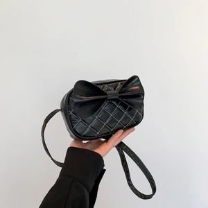 Sac bandoulière noir élégant avec surpiqûres en losanges et nœud décoratif chic