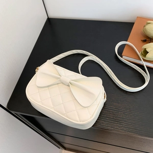 Sac à bandoulière matelassé beige avec un grand nœud et une bandoulière élégante