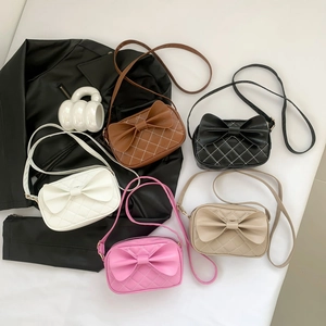 Sac à bandoulière matelassé avec nœud pour femme en marron noir blanc rose et beige