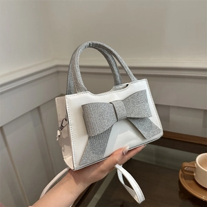 Schicke weiße Mini-Umhängetasche aus Leder mit funkelndem Design aus Silberpailletten