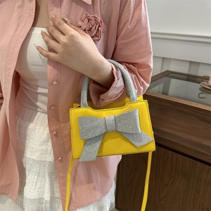 Schicke gelbe Mini-Handtasche mit silberner Glitzerschleife, modische Umhängetasche