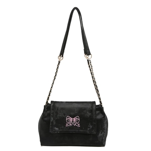 Sac bandoulière noir en daim avec broderie papillon rose et chaîne dorée