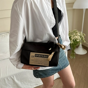 Sac à bandoulière sport en tissu Oxford noir minimaliste pour hommes et femmes avec sangle