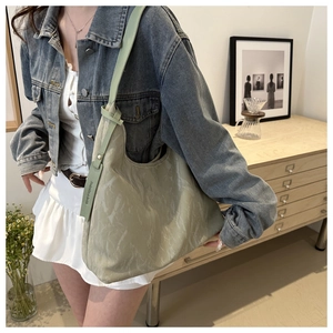 Détail du sac cabas vert clair avec texture marbrée et bandoulière réglable