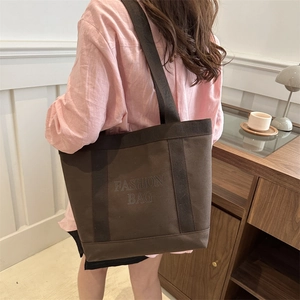 Sac fourre-tout en toile marron avec inscription mode et larges bandoulières femme