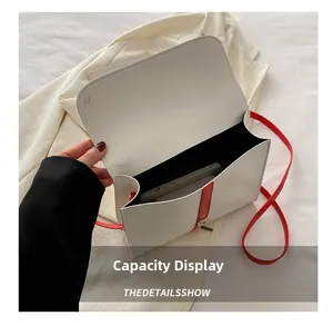 Vue intérieure du sac bandoulière blanc montrant la capacité de rangement pour smartphone