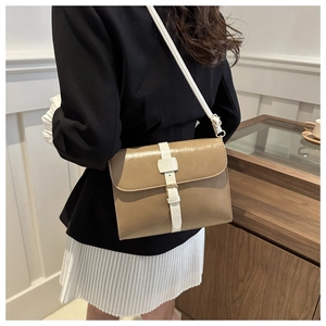 Vue détaillée du sac bandoulière rétro avec sangle contrastée blanche et boucle dorée