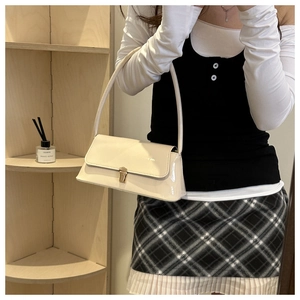 Sac baguette chic en cuir verni crème avec boucle dorée et bandoulière fine