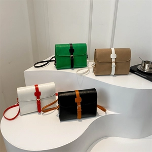 Sacs à bandoulière carrés minimalistes avec sangles contrastées et boucles dorées