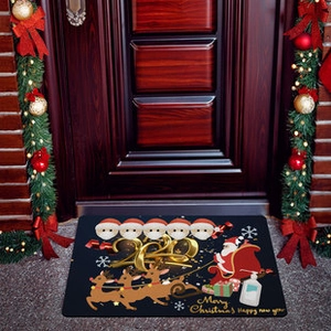 Détail du tapis de Noël 2020 avec Père Noël masqué et renne sur un fond noir élégant