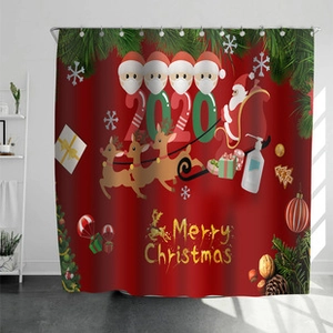 Détail du rideau de douche Noël 2020 avec Père Noël masqué et motifs de rennes