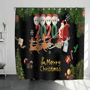 Détail du rideau de douche de Noël imperméable avec Père Noël et renne dans la salle de bain