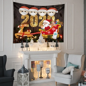 Détail d'une tapisserie de Noël avec Père Noël et thème 2020 au-dessus d'une cheminée