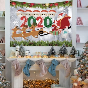 Tapisserie murale de Noël avec Père Noël et motif 2020 sur une cheminée blanche