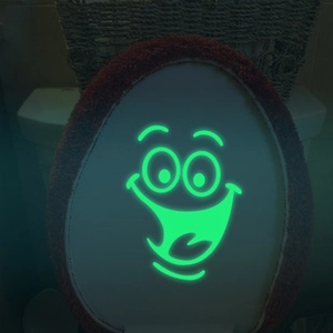 Stickers muraux licorne fluorescents montrant un effet lumineux vert dans le noir