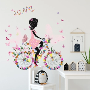 Stickers muraux fille à vélo fleurie avec papillons roses et lettrage floral Love