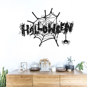 Dettaglio di adesivi murali ragnatela di Halloween su una parete di mattoni bianchi