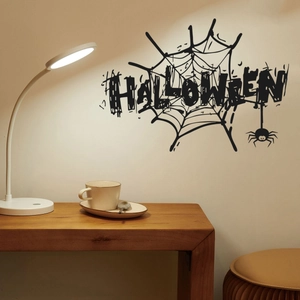 Dettaglio di adesivi murali ragnatela nera e scritte di Halloween su parete di casa