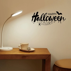 Dettaglio di adesivi murali Happy Halloween con ragni e pipistrelli su una parete bianca