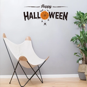 Adesivo murale Halloween con scritta Happy Halloween e ragnatele su una parete grigia