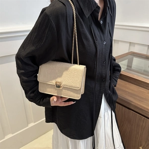 Sac carré minimaliste beige effet crocodile avec bandoulière chaîne pour l'été 2025