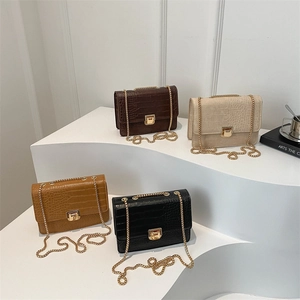 Sac à bandoulière minimaliste en similicuir à motif crocodile et chaîne dorée
