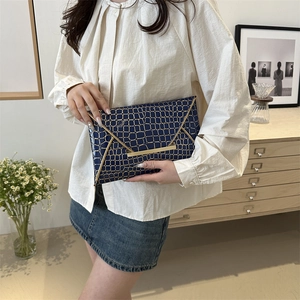 Dunkelblaue Kroko-Umschlagtasche mit elegantem Goldgitter und stilvoller Metallschließe