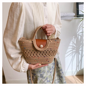 Détail du sac cabas en paille tissé main avec pois colorés et fermeture à perle chic