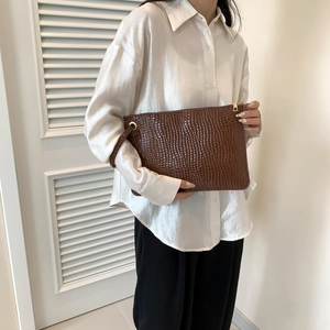 Fashionable dark brown crocodile pattern envelope clutch bag with gold zipper for women