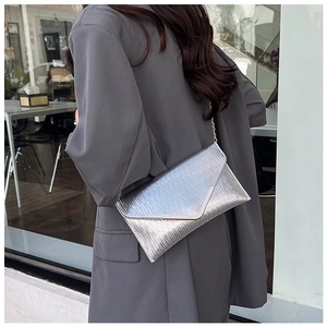 Sac enveloppe argenté métallisé avec texture plissée et fine bandoulière à chaîne
