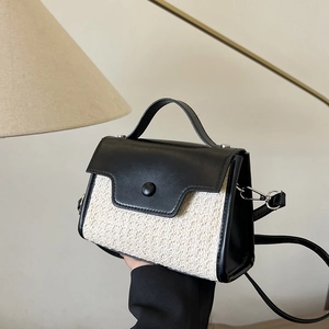 Sac à bandoulière tissé chic avec bordure en cuir noir et poignée structurée