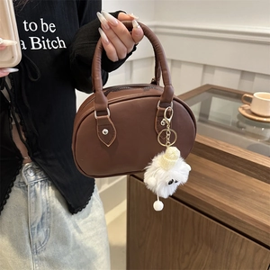 Minimalistische dunkelbraune Lederhandtasche mit süßem weißem Plüschmonster für Damen