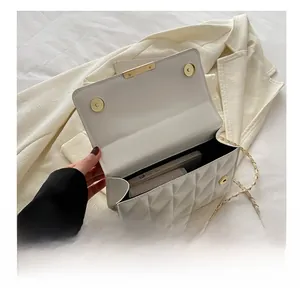 Vue intérieure montrant la capacité du sac matelassé blanc à fermeture magnétique