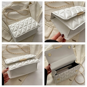 Détails du sac à bandoulière matelassé blanc avec chaîne dorée et fermoir rotatif