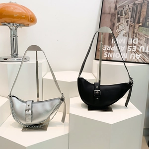 Sac à bandoulière Hobo minimaliste en argent et noir avec chaîne en métal chic
