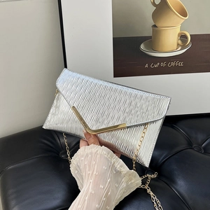 Élégant Sac Enveloppe en Cuir PU pour Femmes avec Texture Plissée et Garniture Dorée Bandoulière Chaîne Idéale pour Soirée