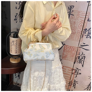 Sac à main blanc vintage avec broderie papillon bleu et or délicate et chaîne en métal