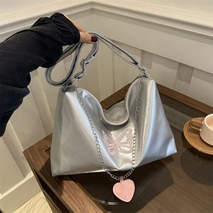 Sac à Épaule Grande Capacité pour Femmes Broderie Papillon en Cuir PU Sac Fourre-tout Avec Pendentif Coeur et Chaîne en Métal