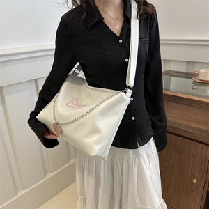 Sac bandoulière blanc minimaliste en cuir avec broderie papillon et pendentif coeur